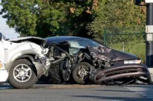 2 dead after violent crash in Downey